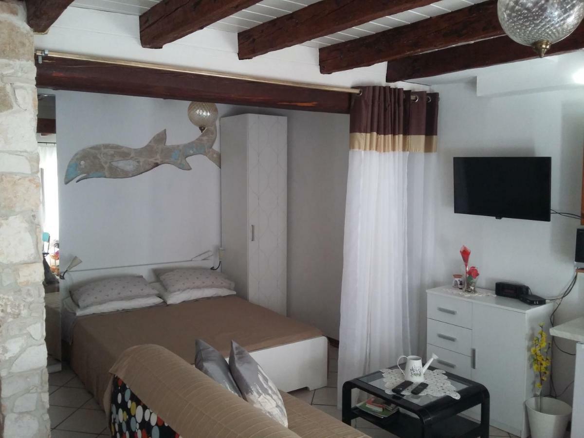 Apartment The Old House Vrsar Bagian luar foto